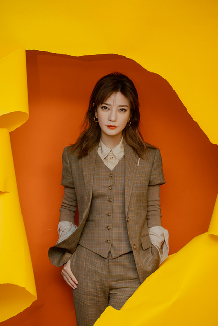 赵薇黄格纹西装亮相电影活动，披肩卷发优雅有